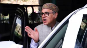 بلیک آؤٹ اور سائرن کی آواز کے درمیان عمر عبداللہ صورتحال کی نگرانی کے لیے جموں پہنچے